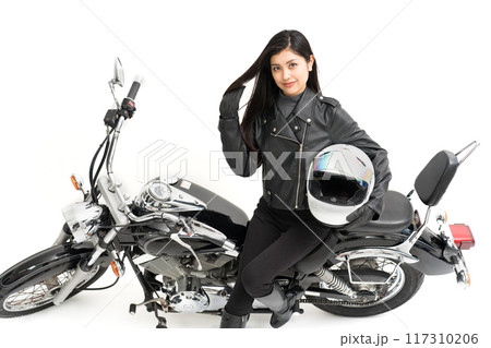 ヘルメットを持ってバイクに座って髪をかきあげているバイク女子 117310206