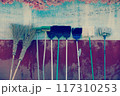 壁に並べられた掃除道具 117310253