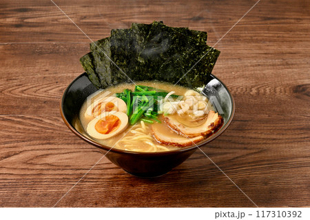 注）湯気は合成です。豚骨醤油ラーメン、家系ラーメン、太麺。 117310392