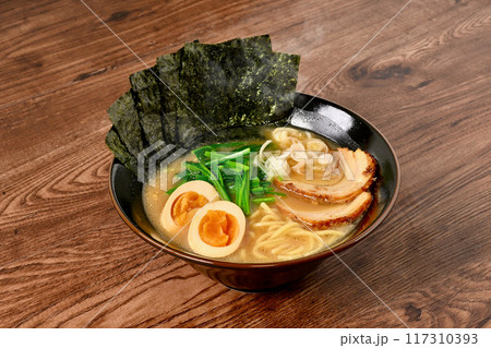 注）湯気は合成です。豚骨醤油ラーメン、家系ラーメン、太麺。 117310393