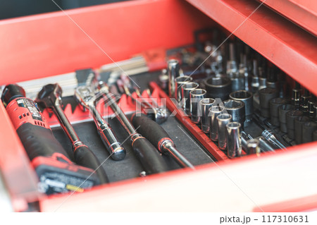 自動車整備士のキャビネットの中の工具 自動車整備士のキャビネットの中の工具 117310631