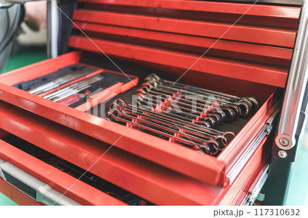 自動車整備士のキャビネットの中の工具 117310632