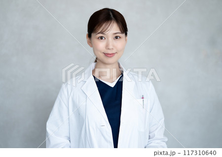 白衣を着た女性の医師 白衣を着た女性の医師 117310640