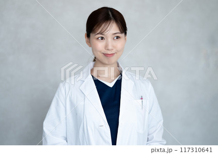 白衣を着た女性の医師 117310641