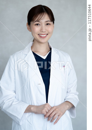 白衣を着た女性の医師 117310644