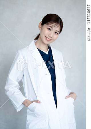 白衣を着た女性の医師 白衣を着た女性の医師 117310647