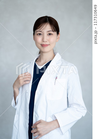 白衣を着た女性の医師 117310649