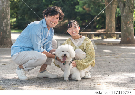 犬の散歩をする愛犬家の家族・パパ・娘・親子 117310777