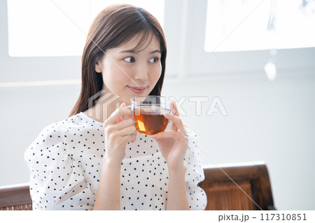 紅茶を飲むフェミニンな雰囲気の女性 117310851