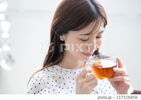 紅茶を飲むフェミニンな雰囲気の女性 117310856