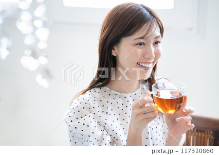 紅茶を飲むフェミニンな雰囲気の女性 117310860