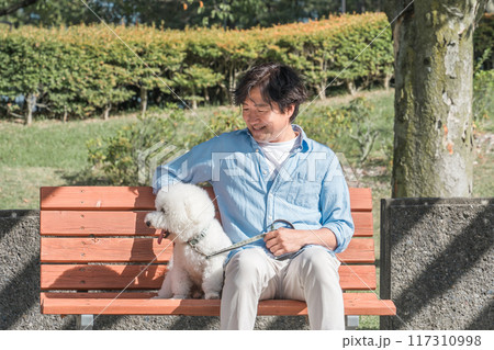 犬の散歩をする愛犬家の中高年男性・ドッグセラピー 117310998