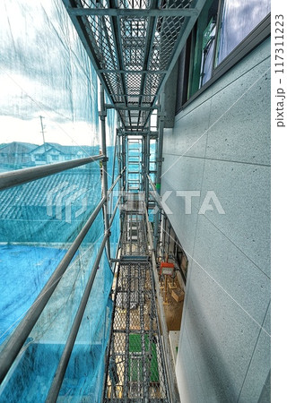 新築住宅の屋根部分の足場 新築住宅の屋根部分の足場 117311223