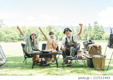 公園・キャンプ場でデイキャンプ・キャンプ・バーベキューを楽しむ仲良しのファミリー 公園・キャンプ場でデイキャンプ・キャンプ・バーベキューを楽しむ仲良しのファミリー 117311493