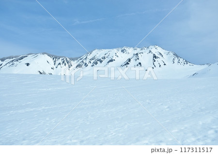 立山黒部アルペンルートの最高地点にある室堂は一面の雪景色 117311517