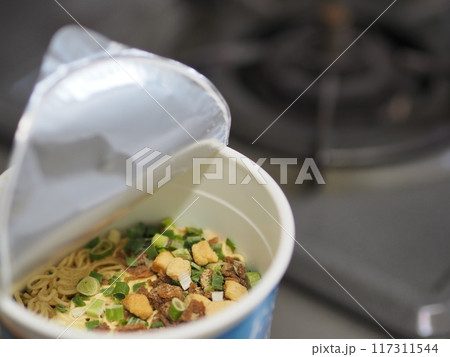 蓋を開けたカップ麺（お湯を入れる前） 117311544