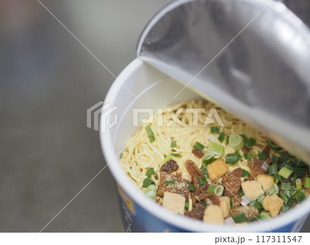 蓋を開けたカップ麺(お湯を入れる前) 蓋を開けたカップ麺(お湯を入れる前) 117311547