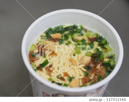 出来上がったカップ麺 出来上がったカップ麺 117311548