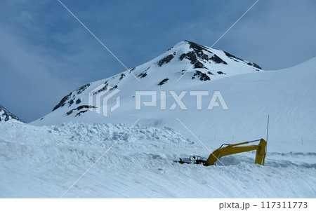 立山黒部アルペンルートの最高地点にある室堂は一面の雪景色 立山黒部アルペンルートの最高地点にある室堂は一面の雪景色 117311773