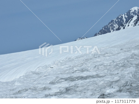 立山黒部アルペンルートの最高地点にある室堂は一面の雪景色 立山黒部アルペンルートの最高地点にある室堂は一面の雪景色 117311779
