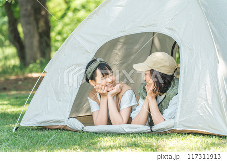 公園・キャンプ場でデイキャンプする親子・母親・娘 117311913