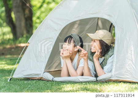 公園・キャンプ場でデイキャンプする親子・母親・娘 公園・キャンプ場でデイキャンプする親子・母親・娘 117311914