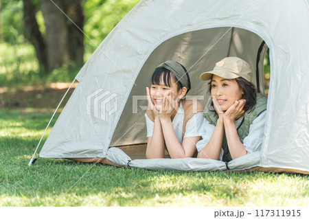 公園・キャンプ場でデイキャンプする親子・母親・娘 公園・キャンプ場でデイキャンプする親子・母親・娘 117311915