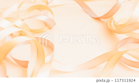 淡いオレンジ色のリボンの背景素材 117311924