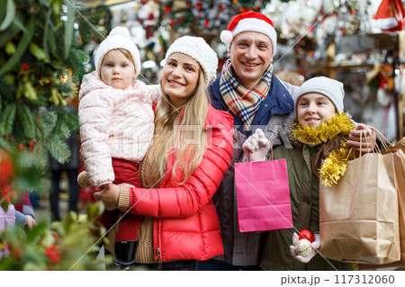 Happy family at Christmas market 117312060