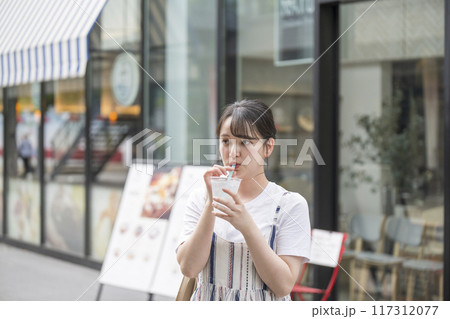 水分補給する若い女性 水分補給する若い女性 117312077