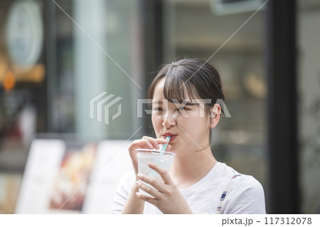 水分補給する若い女性 水分補給する若い女性 117312078