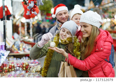 Happy mother and daughter at Christmas fair 117312079