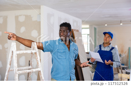 Owner of apartment expresses dissatisfaction with the work performed by foreman 117312526