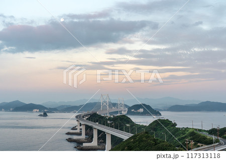 大鳴門橋 淡路島 鳴門海峡の朝 大鳴門橋 淡路島 鳴門海峡の朝 117313118