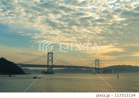 大鳴門橋 淡路島 鳴門海峡の朝 大鳴門橋 淡路島 鳴門海峡の朝 117313134
