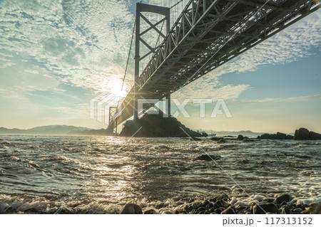 大鳴門橋 淡路島 鳴門海峡の朝 大鳴門橋 淡路島 鳴門海峡の朝 117313152