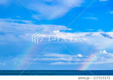 海にかかるダブルレインボー、夏の空の虹 117313171