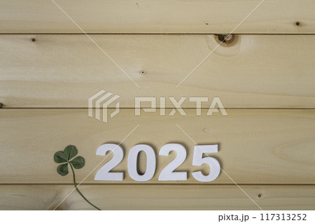 2025年 木材の背景と四つ葉のクローバーの年賀状素材 2025年 木材の背景と四つ葉のクローバーの年賀状素材 117313252