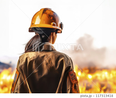 ヘルメットをかぶった女性のイメージ素材 ヘルメットをかぶった女性のイメージ素材 117313418