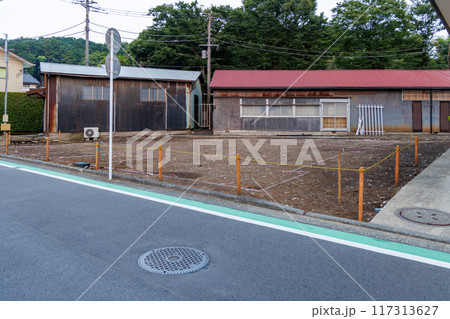 住宅街の空き家を取り壊した後の更地 住宅街の空き家を取り壊した後の更地 117313627