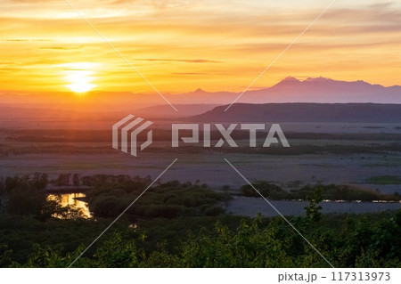釧路湿原と釧路川と雌阿寒岳と霧と夕日 117313973