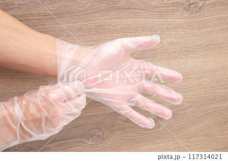 ポリエチレン手袋をはめる 117314021