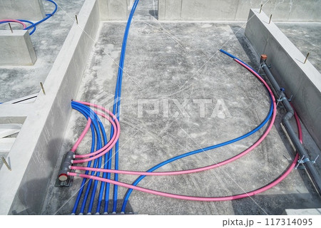 新築住宅の基礎工事の後の水道工事 117314095