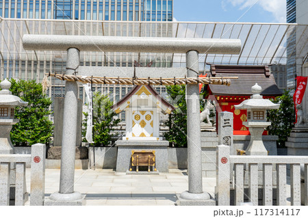東京都中央区　日本橋三越本店屋上神社　三囲神社（みめぐりじんじゃ） 117314117