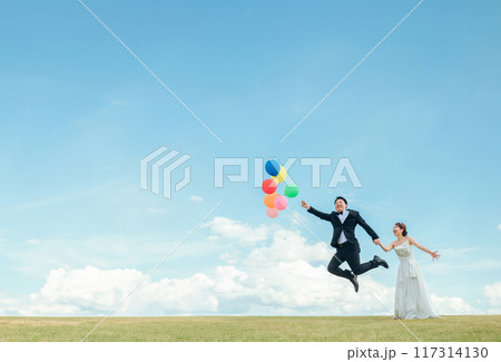 空バックの新郎新婦(ウェディング・結婚式・ブライダル・バルーンリリース・フォトウェディング) 空バックの新郎新婦(ウェディング・結婚式・ブライダル・バルーンリリース・フォトウェディング) 117314130