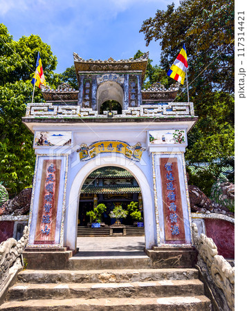 View of Marble Mountain cave and temple in Da Nang, Vietnam 117314421