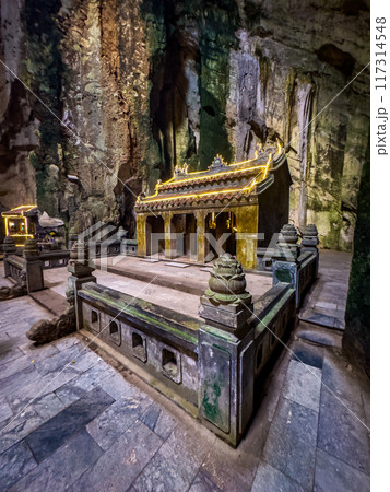 View of Marble Mountain cave and temple in Da Nang, Vietnam 117314548