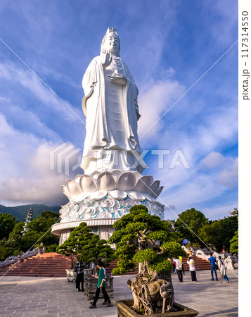View of Chua Linh Ung pagoda temple in Da Nang, Vietnam 117314550