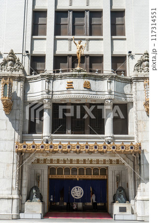 東京都中央区　日本橋三越本店の表玄関 117314551