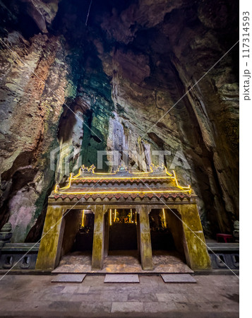 View of Marble Mountain cave and temple in Da Nang, Vietnam 117314593